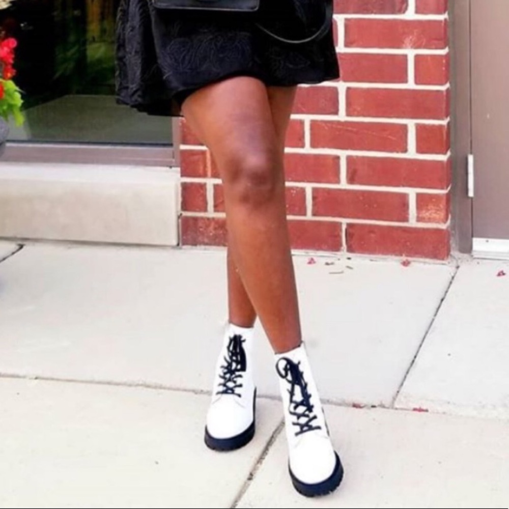 Michael Kors White Rainboots - Picture 4 of 16